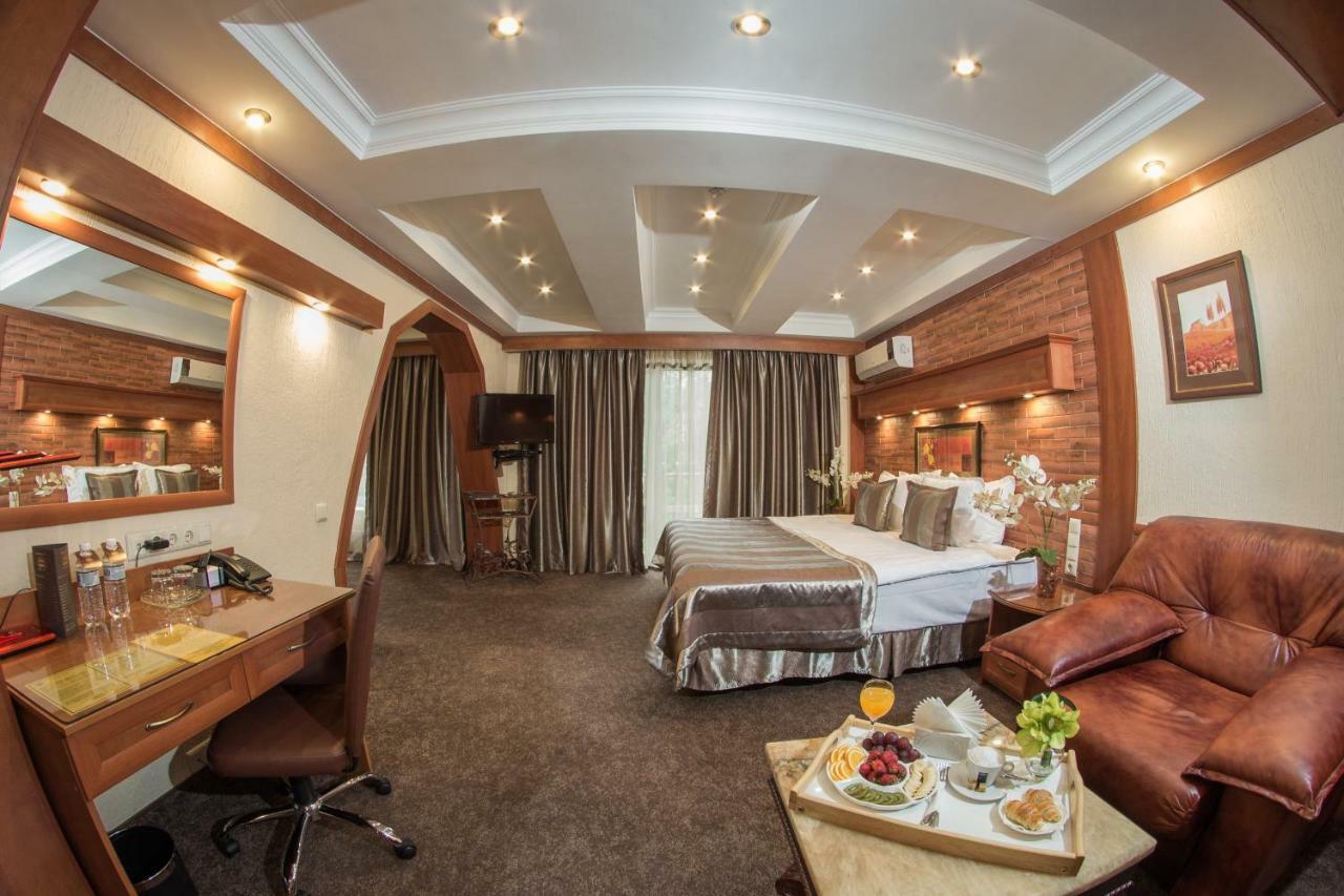 Hotel Uyut อัลมาตี ภายนอก รูปภาพ